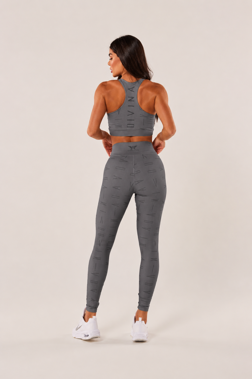 Conjunto fitness cinza visto de costas
