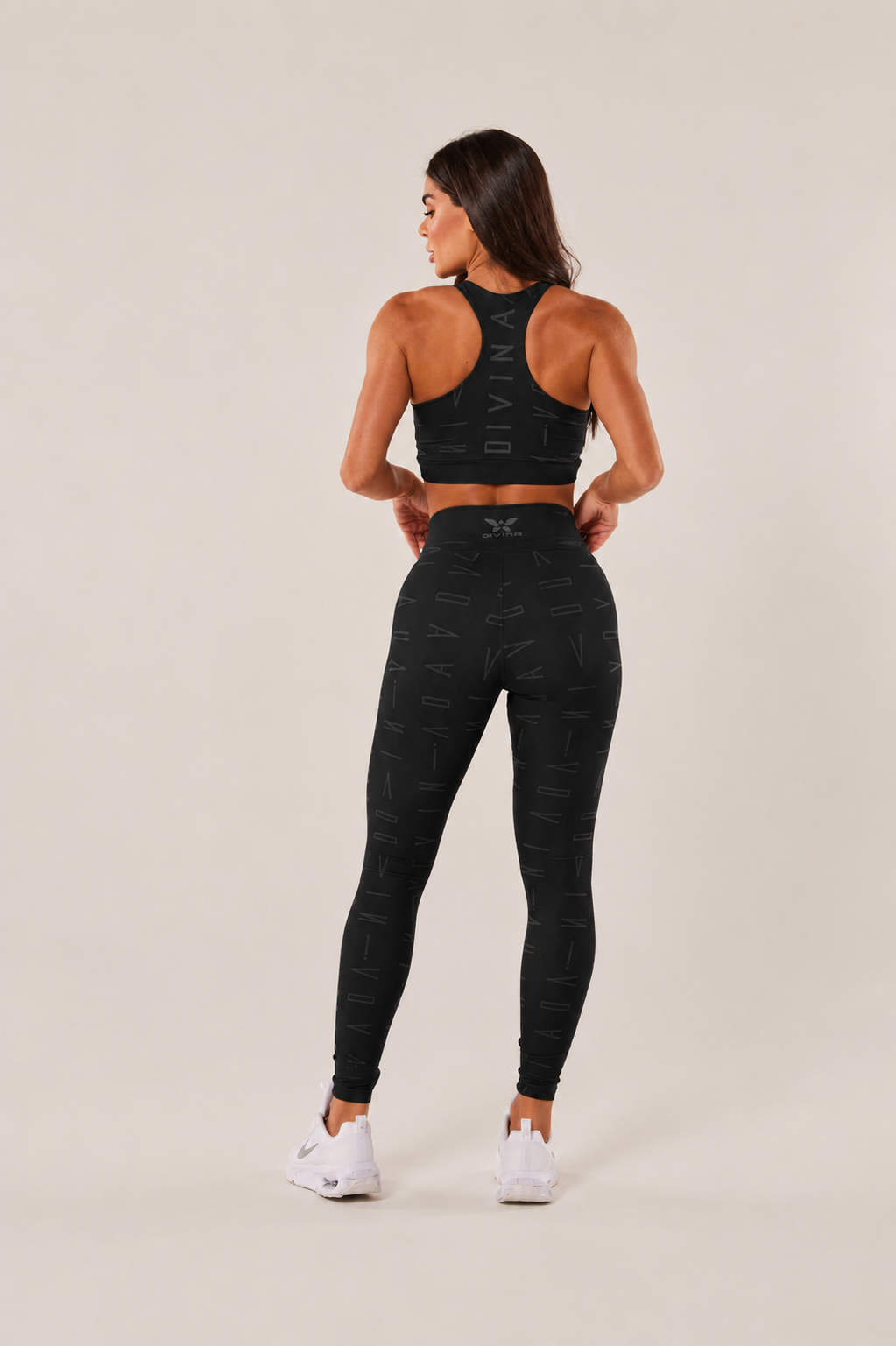 Conjunto fitness preto visto de costas