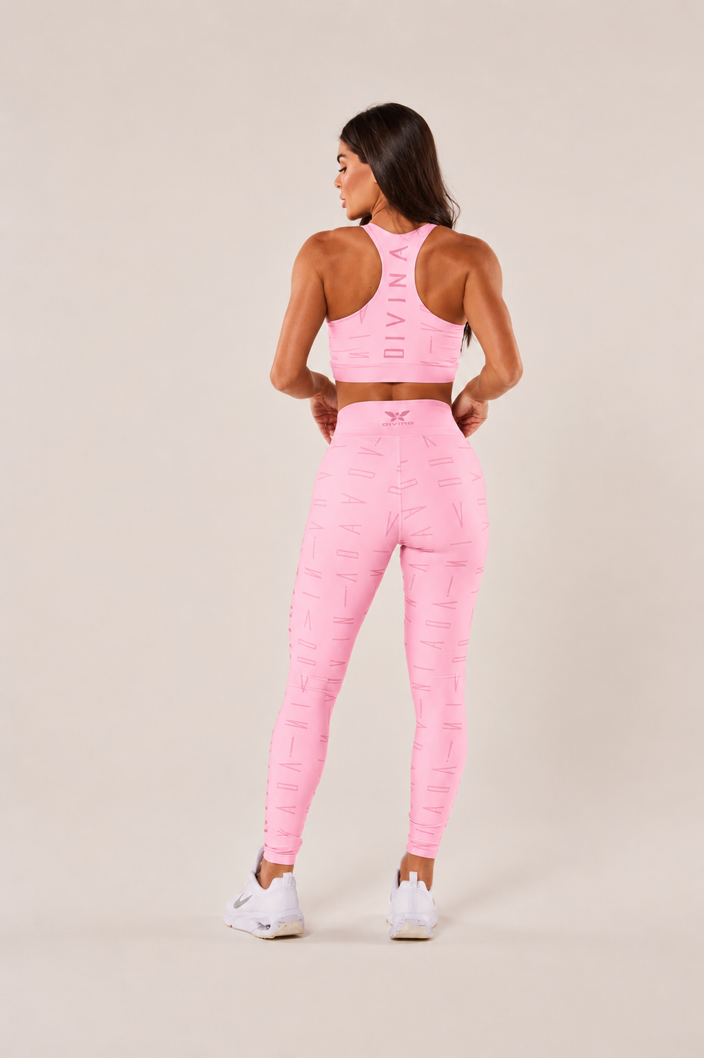 Conjunto fitness rosa visto de costas