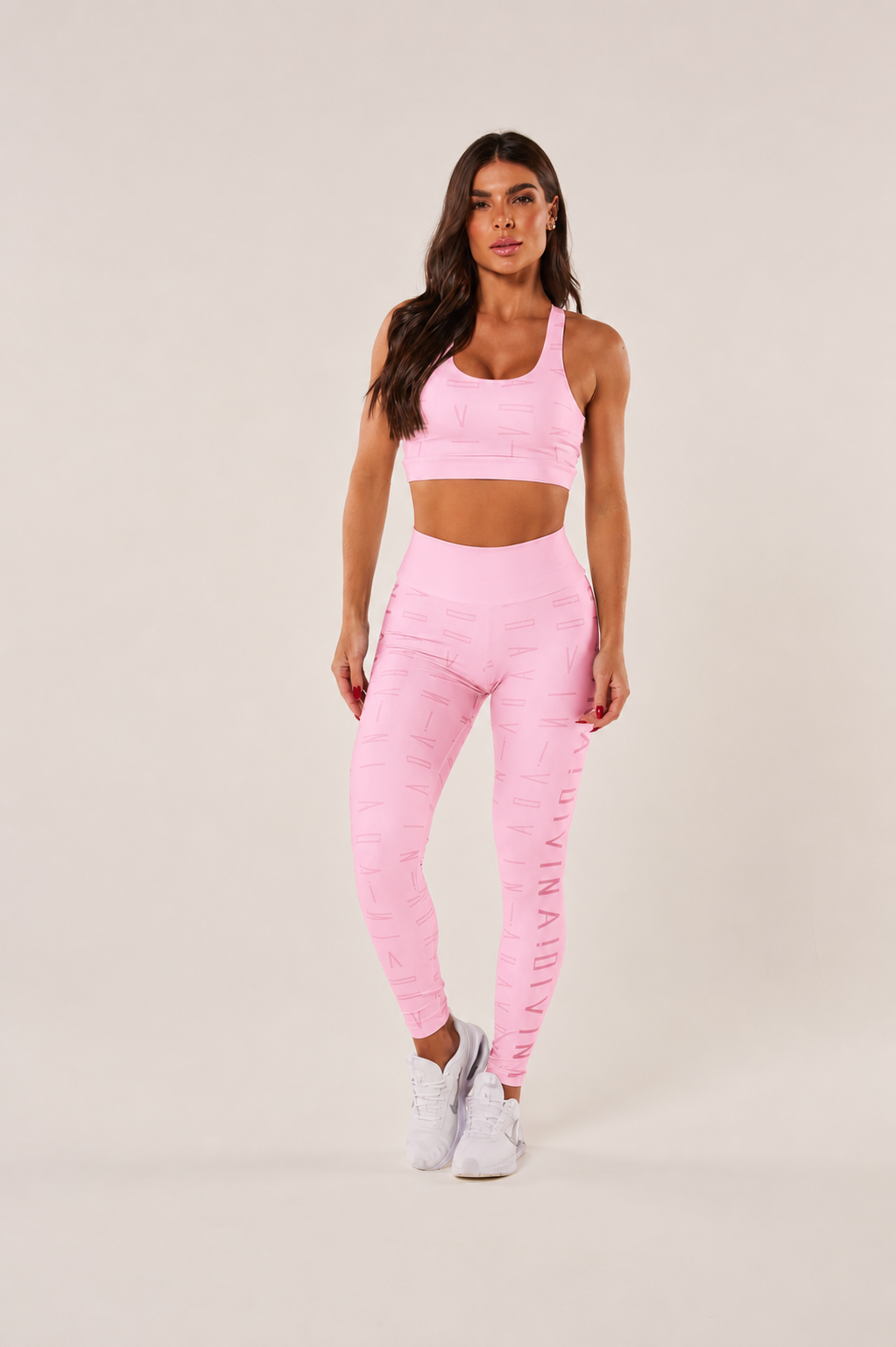 Conjunto fitness rosa visto de frente